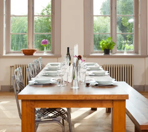 Gutshaus Lexow gedeckter Tisch im Ferienhaus an der Seenplatte