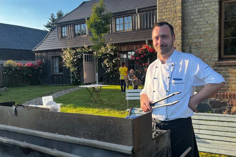 Koch Mathijs vor dem Ferienhaus Lexow