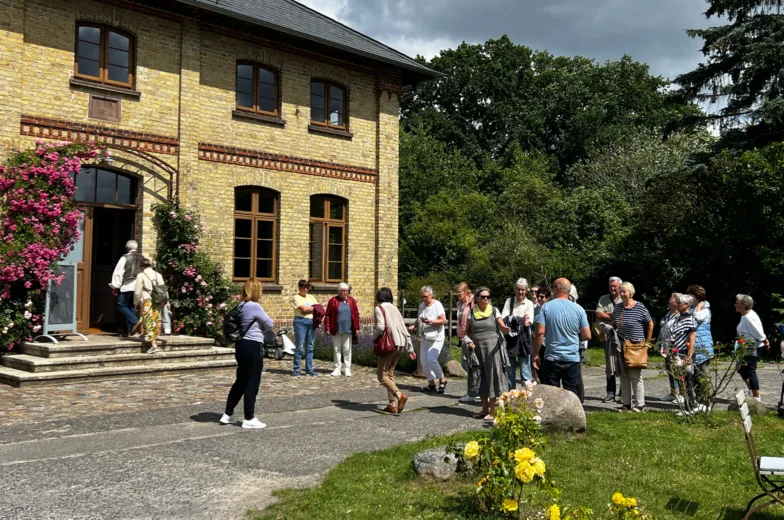 Große Gruppe bei der Mittsommerremise vor dem Gutshaus