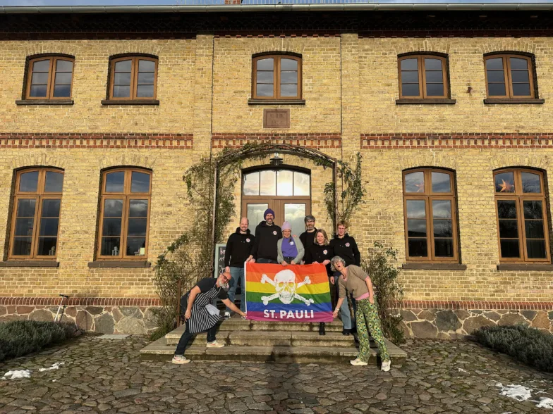 FC St. Pauli Flagge vor dem Gutshaus Lexow