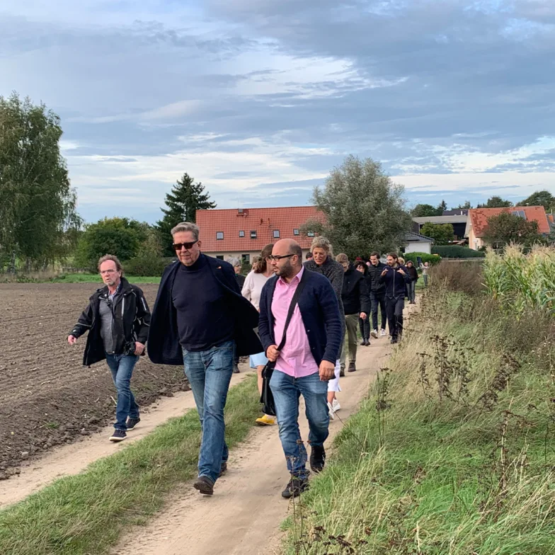 Gästegruppe beim Land Art Festival in Mecklenburg