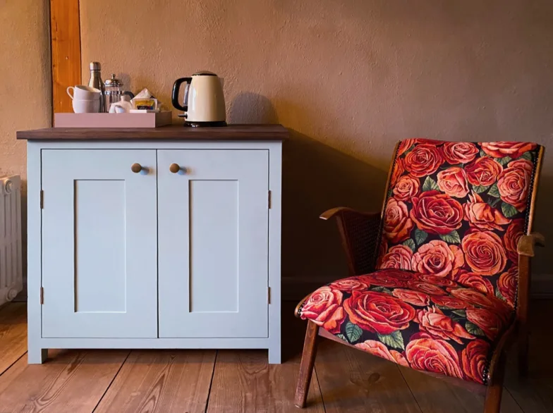 Kühlschrank mit Wasserkocher und Kaffee in der Ferienwohnung am Fleesensee