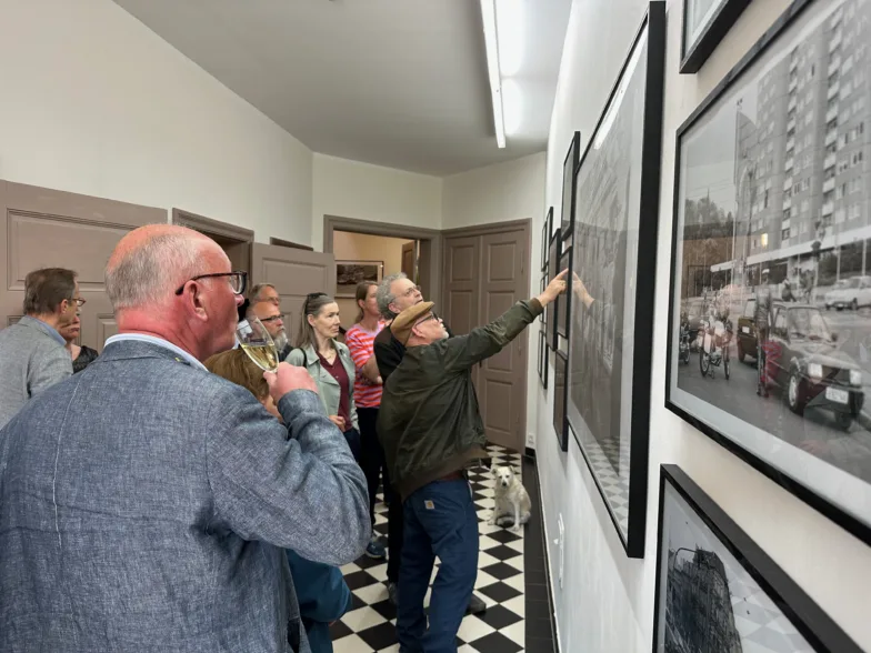 Reisegruppe bewundert historische Bilder