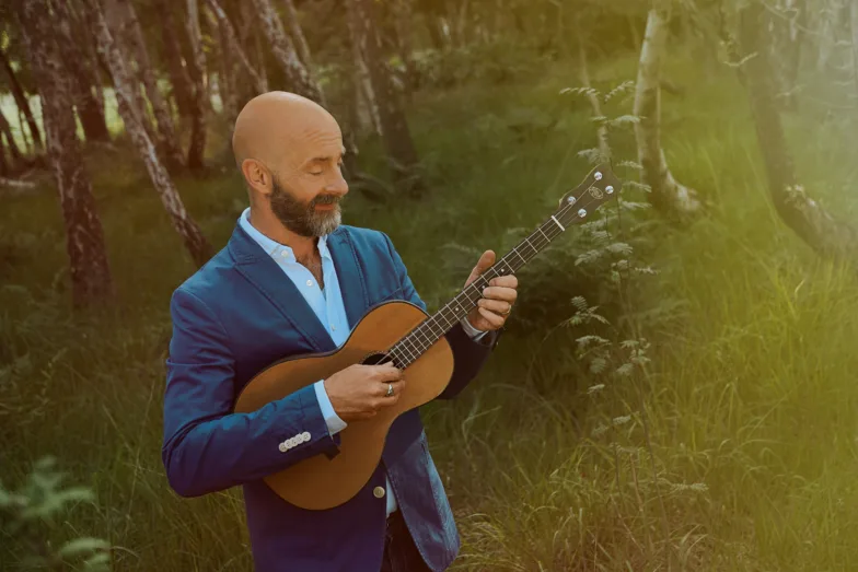 Jon Flemming Olsen mit Gitarre im Gutshaus Lexow